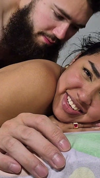 Spaanse vrouw helpt haar buurvrouw haar maagdelijkheid te verliezen
