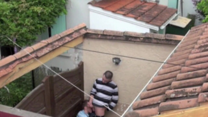 Gaybareback: Il poliziotto succhia il cazzo all'aperto
