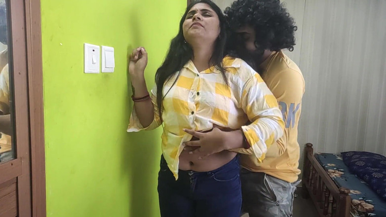Vaigavarun45: Une demi-sœur sexy se fait sucer les seins et lécher...