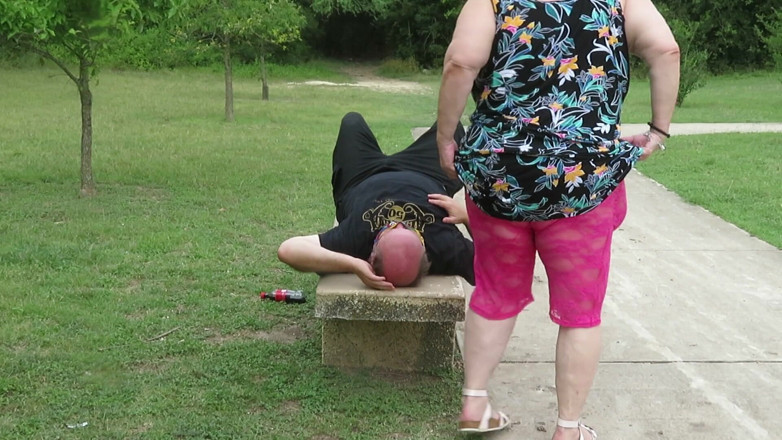 BBW nurse Vicki adventures with friends: paark bench mere gulaabi phite men baithe chehre