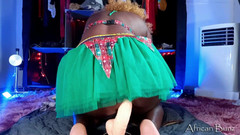 African Bunz: あなたは私と私の大きな油まみれのお尻をあなたのクリスマスツリーの下で見つけるでしょう このクリスマス