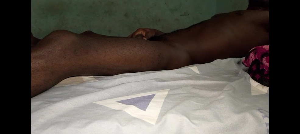 Masturbator emmy: buru-buru di ranjangku sendirian di kamar lain