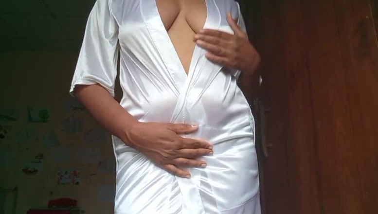 Miya White: Masturbare intensă cu degetul a clitorisului și penetrare 08:10 Masturbare intensă cu...