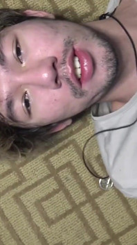 Těsný asijský zadek plněný velkým černým ptákem