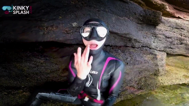 UKCuteGirl Lucy Lauren: Costum umed neopren și masturbare cu mască de scufundare lângă mare