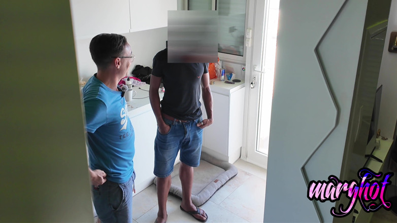 Sexymarghot: 흑인 대물 자지에게 그의 눈 앞에서 마누라를 따먹을 것을 권유하는 남편.