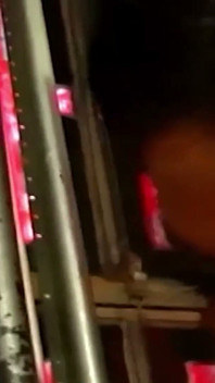 La dominatrice mora prende in giro il suo schiavo ingabbiato mascherato