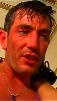 Une salope brune se fait baiser en levrette par une grosse bite bien dure !