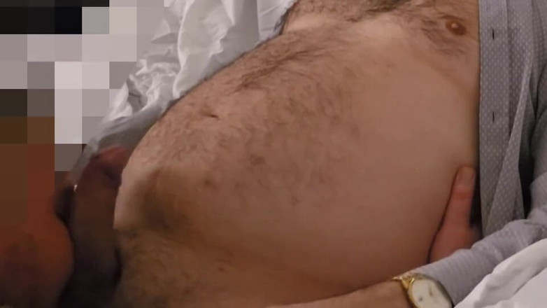 UCbj: Não desperdice uma gota - Dilf casada atendida por seu chupador...