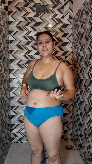 Puja555: Desi Puja Bhabhi, scène dans la salle de bain