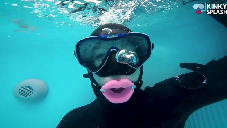UKCuteGirl Lucy Lauren: Neoprene rinchiuso e imbavagliato - fantasia di controllo della bocca sott'acqua
