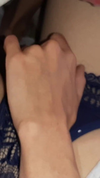 Mentre la mia vicina sta scrivere il suo foglio termini, la sua ragazza mi seduce e noi sborra allo stesso tempo