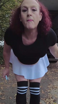 Bruslařka se ukazuje, chcaní a kouření venku