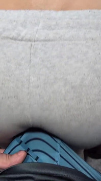 Ragazza Bianca Che Scuote Il Culo Su Di Me Con I Pantaloni Della Tuta