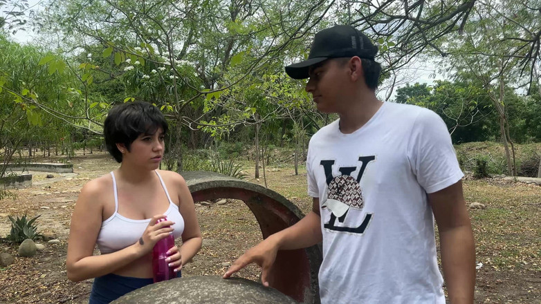 ManuelaAlvarez: Saya Menemui Seorang Gadis Yang Hilang Di Taman Terbengkalai Dan...