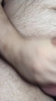 Il papà paffuto geme mentre accarezza il suo cazzo duro e viene davvero duramente