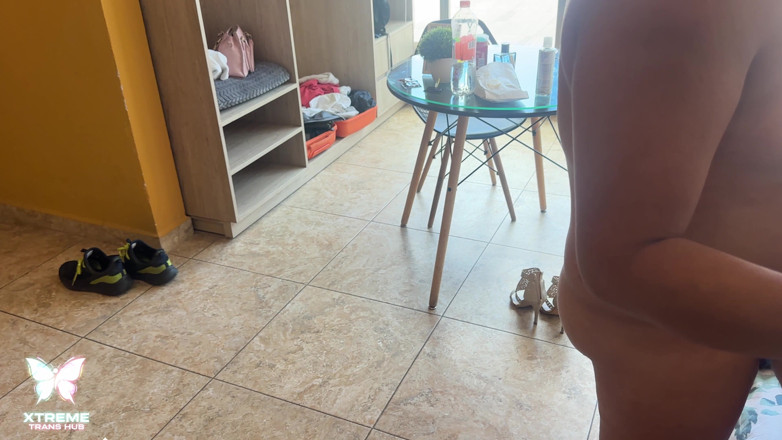 HeShexxx: Minúscula peituda latina chupa pau e depois enfia sua bunda...