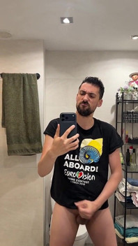 Maduro Se Pajea En Baño Público
