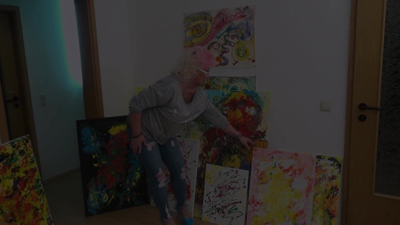 PureVicky66: 饥渴的德国奶奶又来了！她在艺术画廊里被这些年轻人拳交！