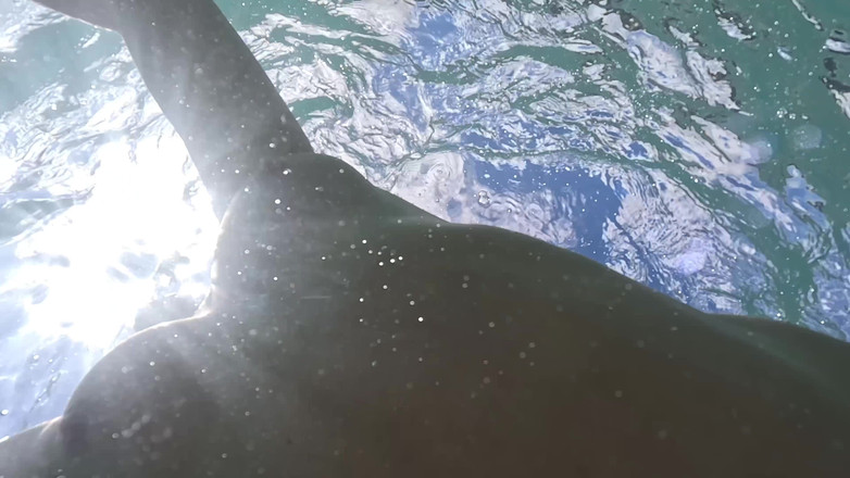 Emma Voyeur: Nahá Milfka Plave S análním Kolíkem Pod Vodou