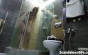Scandalous GFs: 浴室で洗い流す私の見事な十代のガールフレンドを撮影