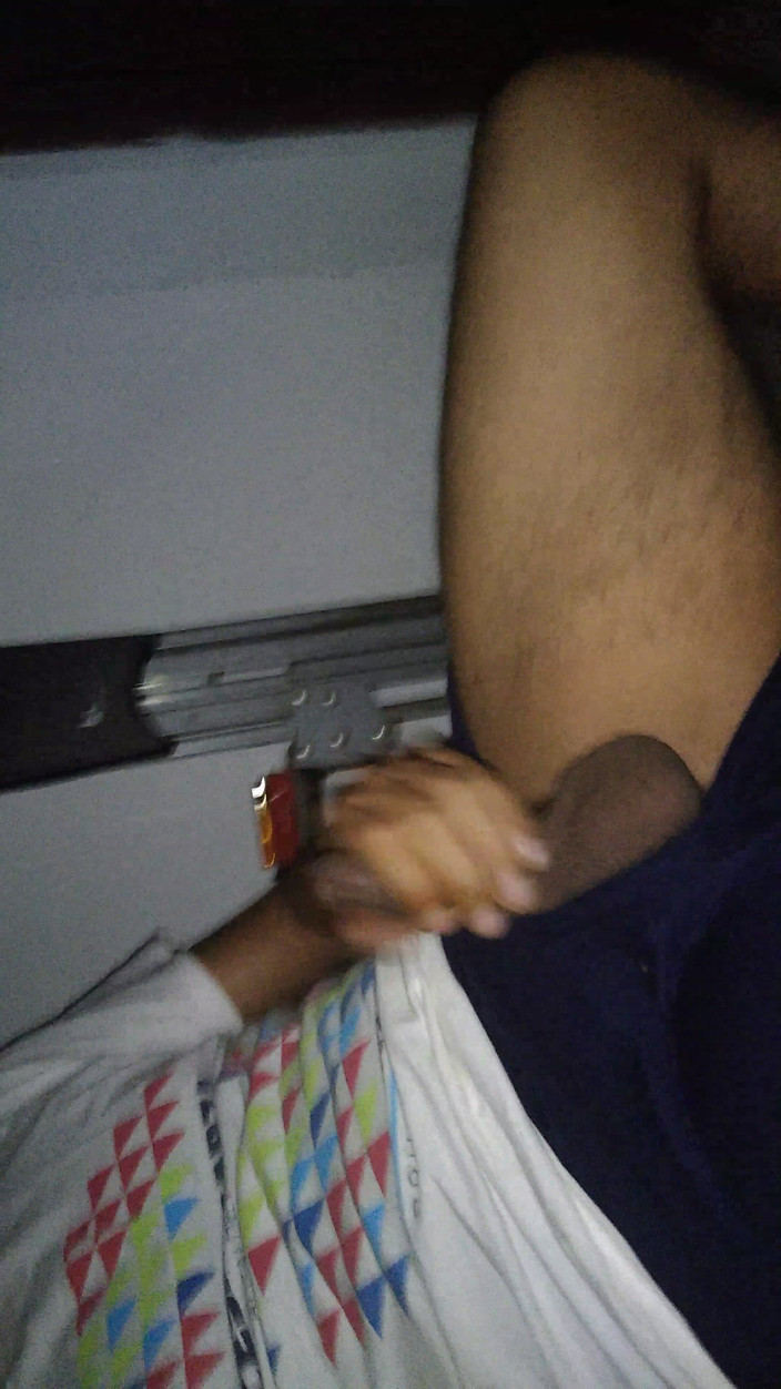 AlexAlejandro13: Aku lagi asik masturbasi di bengkel pagar rumahku!
