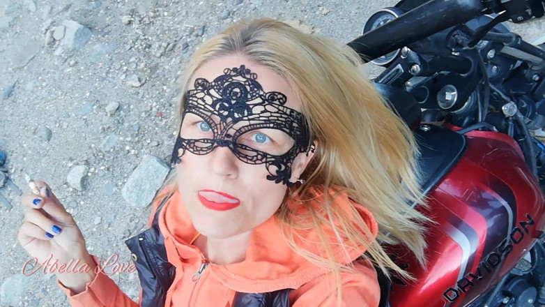 Abella Love: Labios rojos rubia fumando sensualmente en bicicleta Rasta al aire...