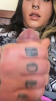 Dove immaginate questo getto di sperma da questa bella ragazza trans?