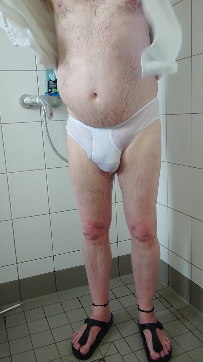 Carmen_Nylonjunge: Пісяє І Приймає Душ Після Прогулянки В Білих Трусах