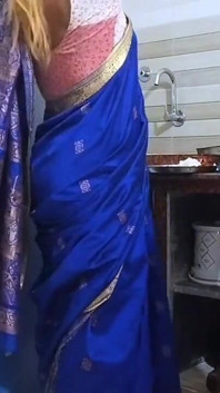 Mentre la moglie del mio amico si stava cambiando i vestiti, la vicina è venuta improvvisamente e ha iniziato a fare un movimento su di lei