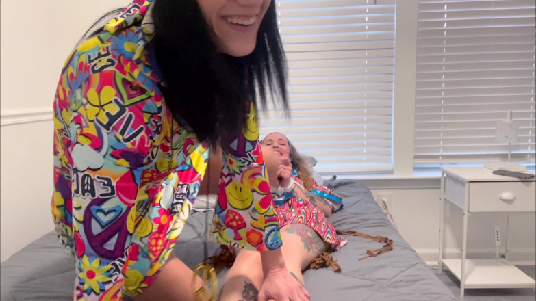 Kink in Time: Devyn &amp; Sutton's Groovy '60s Mutual Tickle Play 4K POV Bedtime Chaos Awaits!