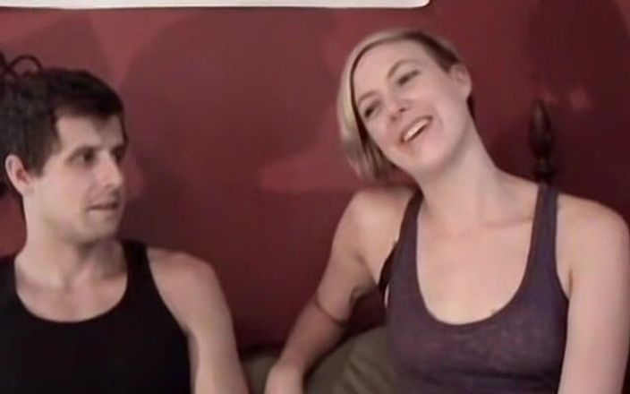 Homegrown Video: छोटे स्तन वाली lena पीछे से लंड के निशान लेती है