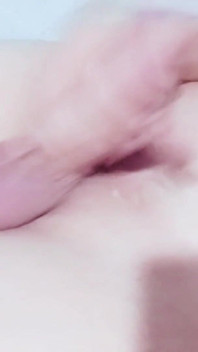 집에서 오이 한 개를 엉덩이에 넣었어
