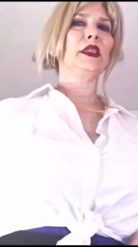Zralá sousedka stříhá mladému muži vlasy, je příliš sexy!
