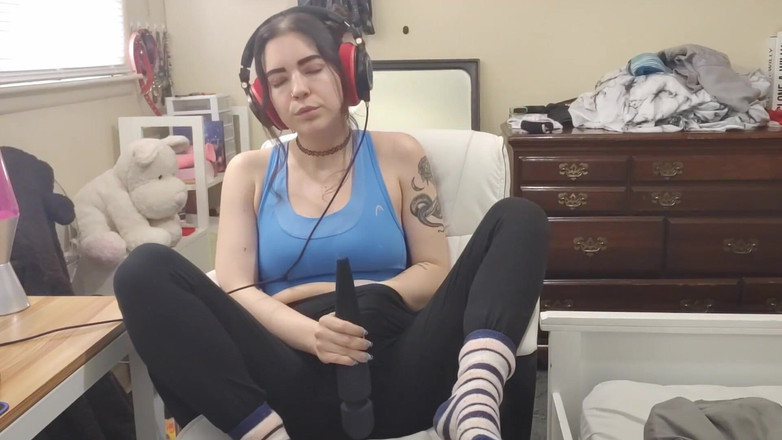 lilredvelvettt: Gozando para a música usando fones de ouvido