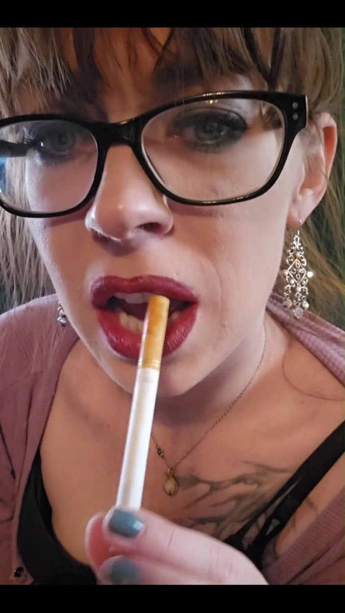 MistressThrope: Tôi chỉ muốn chia sẻ một điếu thuốc với bạn