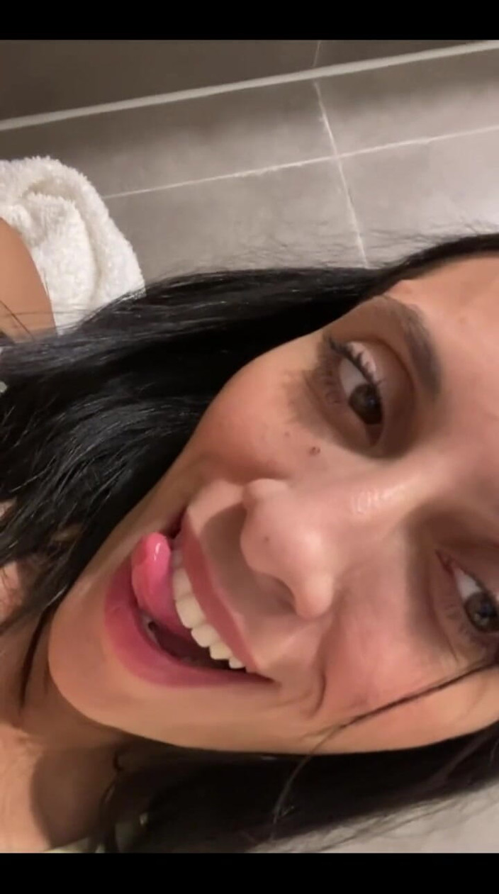 Lynn Scream: Vieni a masturbarsi in bagno da me!