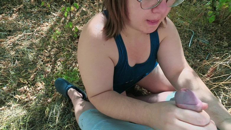 SchoolPrincess: Une Fille À Lunettes Dans Une Chatte Bleue Le Suce Dans...