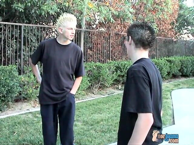Toegasms: 스트레이트 소년과 함께하는 지저분한 발 재미
