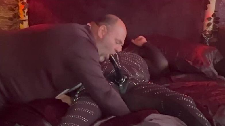 Lanista_Bear: Parte 1, rainha vampira transforma o padre em uma prostituta chupando...