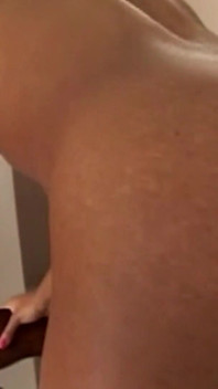 Le léchage de son cul noir exhibe cette MF pour lui donner une sodomie