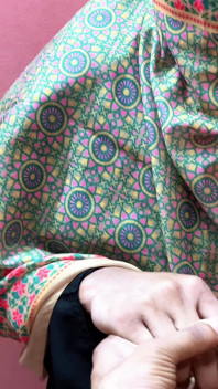 Krásná pracující dívka tvrdě šuká doma v pracovní době má majitele