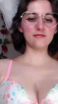 Seksi edepsiz Paskalya kamera gösterisi