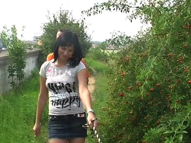 Hot Euro Girls: Сексуальная девушка трахается на шоссе