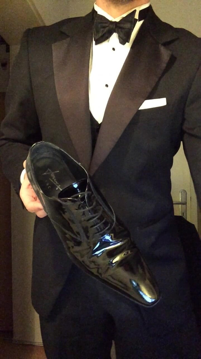 Master Shiny Shoes: タキシード姿でエッチ