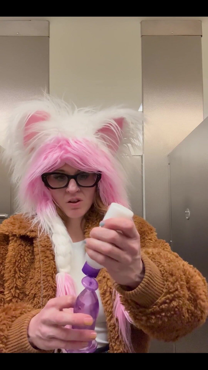 Suzy Wylde: La aeroport pregătindu-se pentru încă un antrenament anal