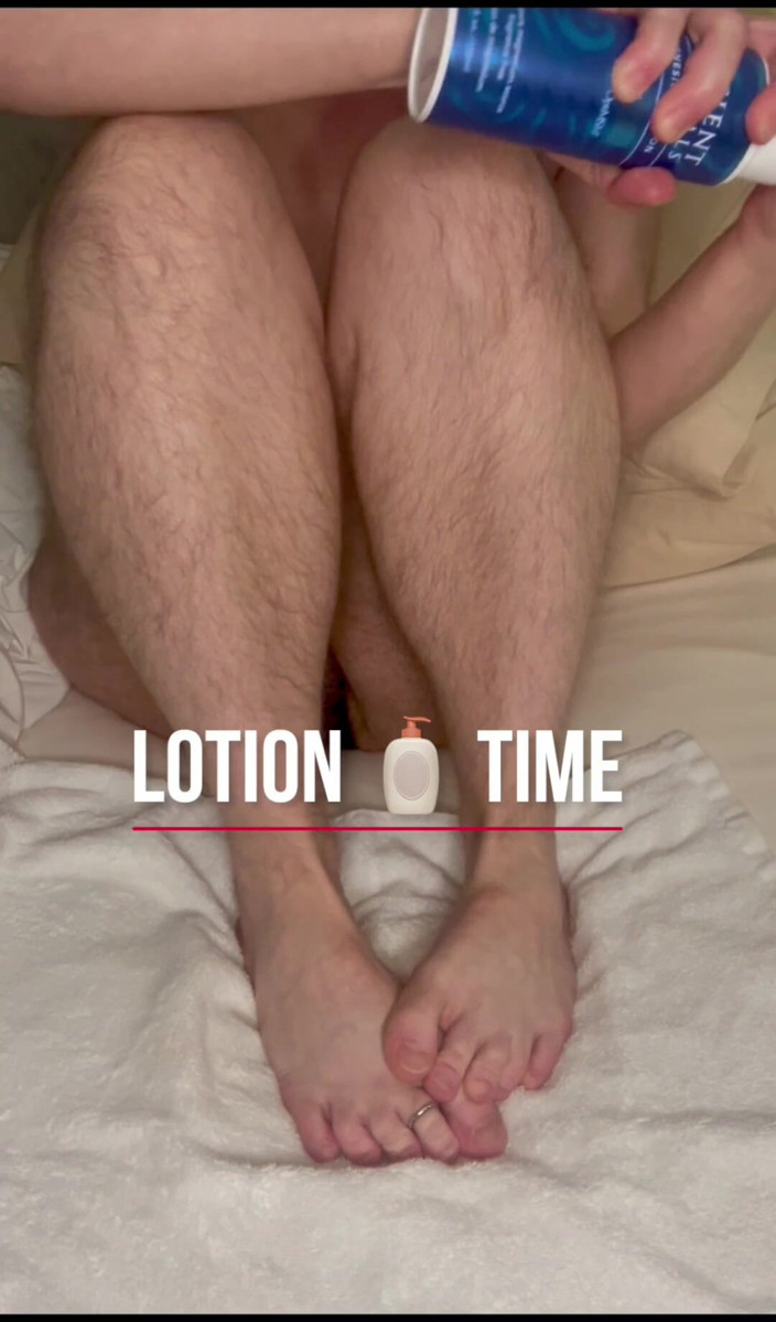 C-Spot: Cspot esfrega loção em seus pés