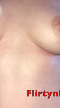 Aleksandraxxx tự chơi và bú một dương vật giả lớn