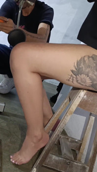 Pendant que je pompe l’accélérateur de ma machine à coudre pour culottes, cet homme me regarde et répare la machine