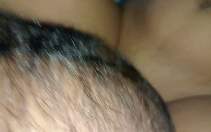 Pooja Sexy: Hermanastra seduce a su pequeño hermanastro para tener sexo